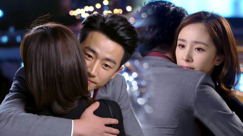 تشعر فتاته بالغيرة بعودة حبيبته السابقة فتتركه وترحل ليركض وراءها ليطمئنها❤️مشهد من "عزيزي المترجم"