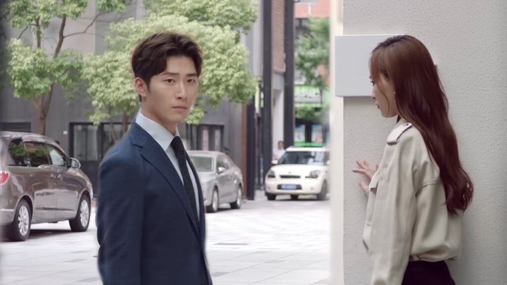 تعود بطلتنا وترفض مقابلة حبيبها قبل الوقت المناسب فتكتفي بمراقبته من بعيد😪مشهد درامي من "أراك ثانية"