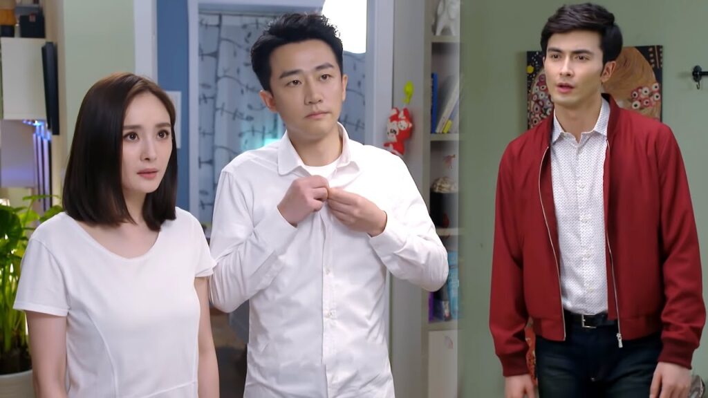 يقتحم منزل حبيبته السابقة ليعثر على شقيقه يبدل ملابسه فيحاول زرع الخلاف بينهما❤️مشهد "عزيزي المترجم"