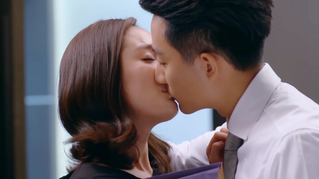 تهرع إليه فتجده ينتظرها فتعانقه وتقبله وتوافق على المبيت في منزله😘مشهد رومانسي من "عزيزي المترجم"