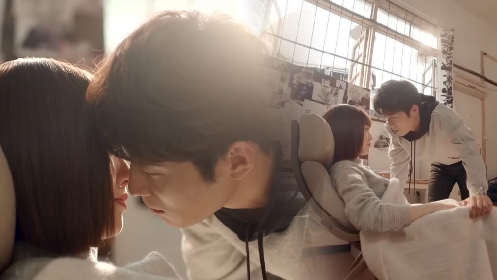 يمرض حبيبها  فتذهب للاطمئنان عليه ورعايته فينهض ويقبلها بينما هي نائمة❤️مشهد رومانسي من "أراك ثانية"