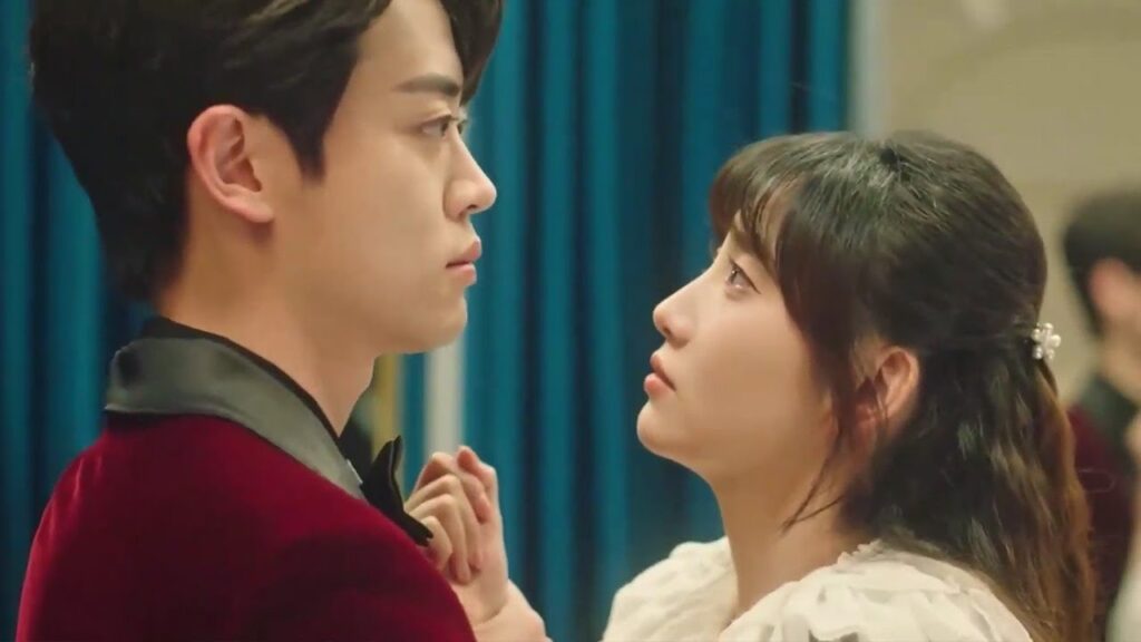 تساعد حبيبها السابق بإرتداء طقـم الزفاف  ( حب في الفندق )