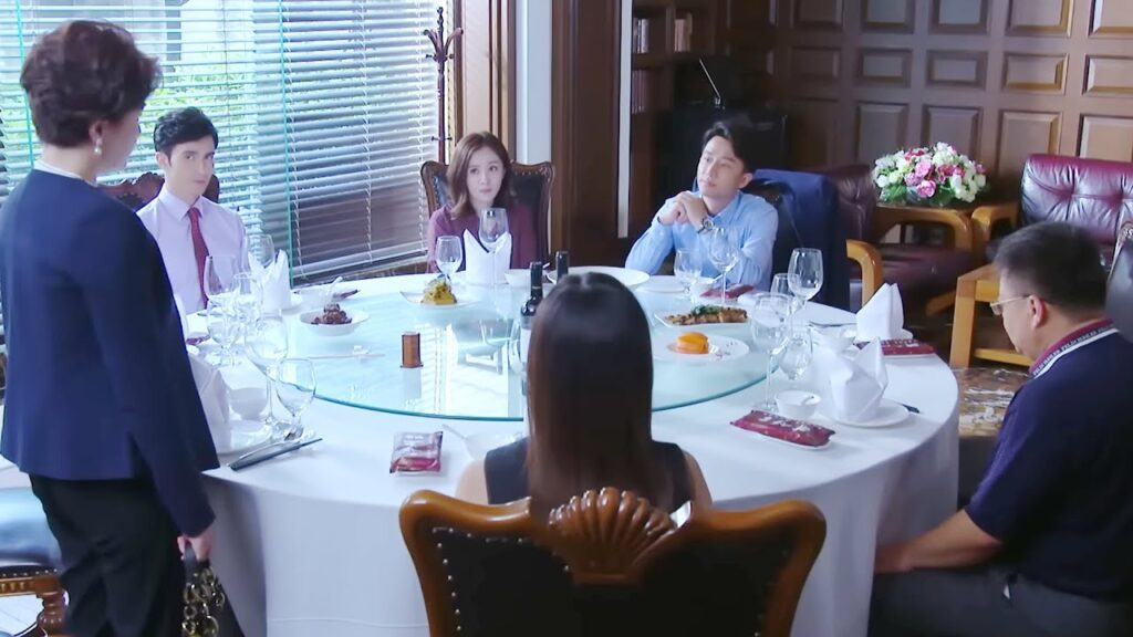 تتعرض حبيبته للظلم من والدته لثماني سنوات وساعدها أخيرًا في إثبات براءتها💕مشهد من "عزيزي المترجم"