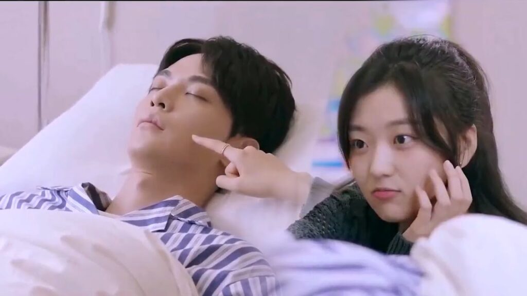 بمجرد وصولها إلى المنزل تجده مستلقي عند بابها فترسله فورًا للمستشفى🤒مشهد من دراما "عدنا للحب"