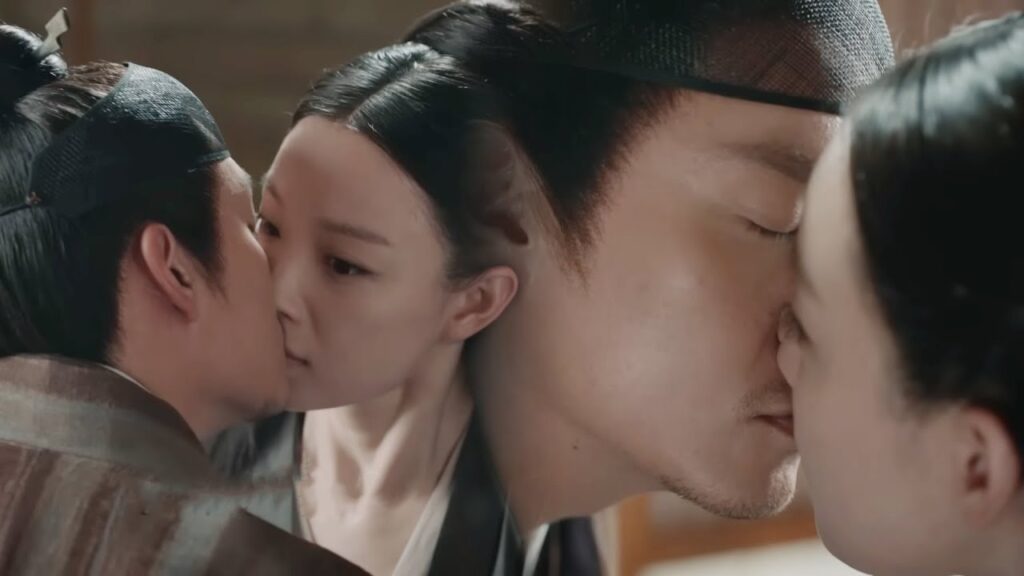 يستخدم السحر لإنقاذها فتظنه وحشًا ولذا يقبلها ليوصل لها مشاعره تجاهها🤗مشهد رومانسي من "حب وقدر"