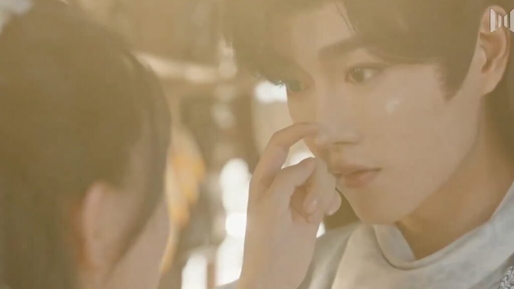 هو من يطبخ لـها و يمزح معهـا بوضع مسحوق الطحين على وجهها  ( حياة مزدوجة )