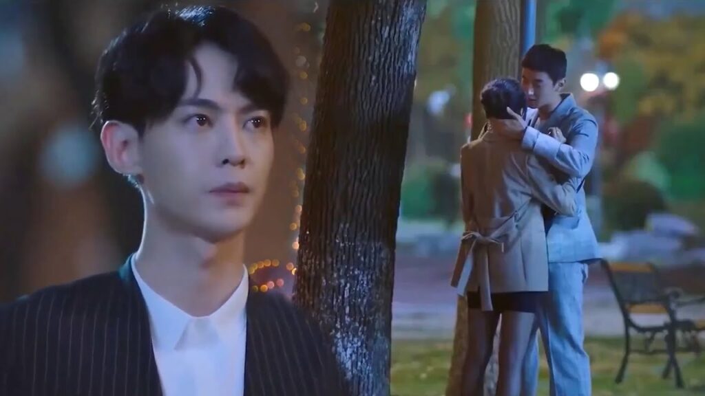 تستخدم فتاته طريقة ملتوية فتواعد زميلها أمامه لتجبره على طردها ولم تتوقع أنه سيغار😅مشهد من عدنا للحب