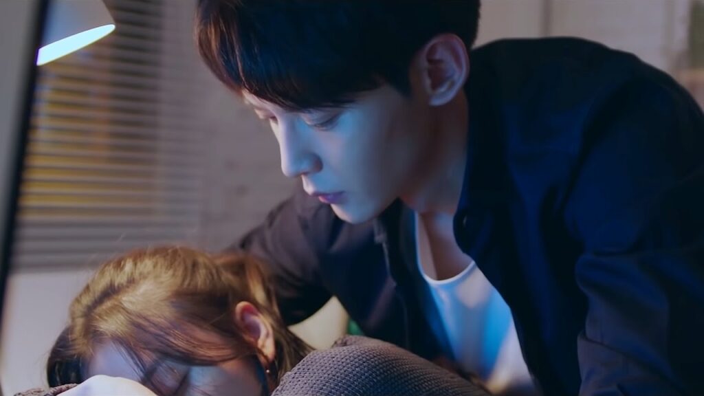 يتظاهر رئيسها البارد بعدم الاهتمام بها ولكنه يساعدها سرًا ويحاول إسعادها😘مشهد من دراما "عدنا للحب"