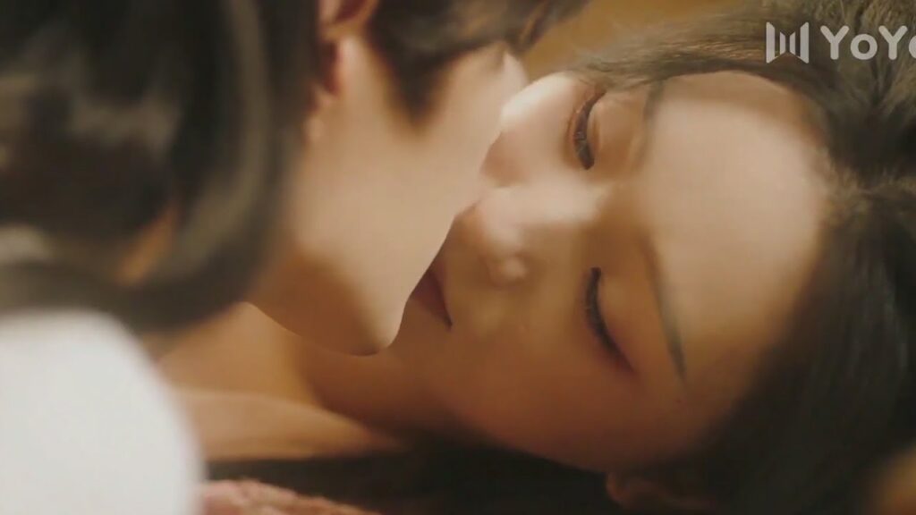 ينظر اليها وهي نائمة و يعطيـها قبـلة الصباح و يأخذها الى السوق ( حياة مزدوجة )