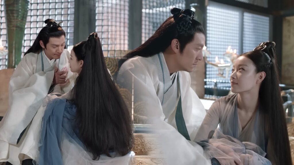 بمجرد سماع خبر عودة حبيبته من محنتها يهرع إليها ليعانقها بشدة ويرفض تركها💕مشهد رومانسي من "حب وقدر"