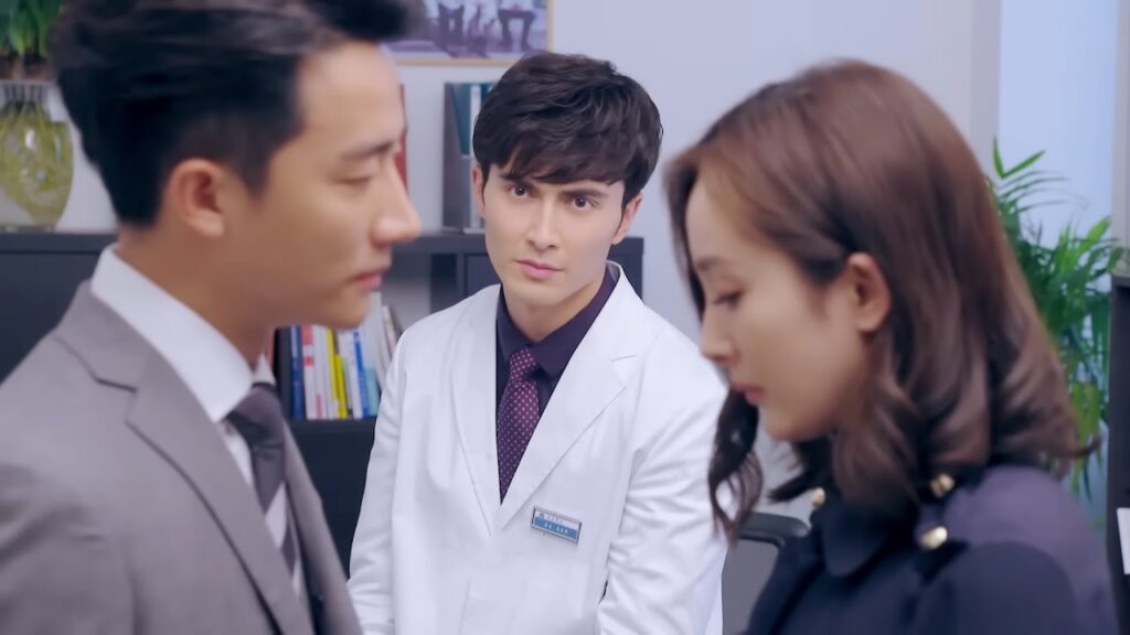 يراها تقابل أخيه سرًا وهما قريبان فيشك فيهما ويظن خطأ أن بينهما علاقة😒مشهد من دراما "عزيزي المترجم"