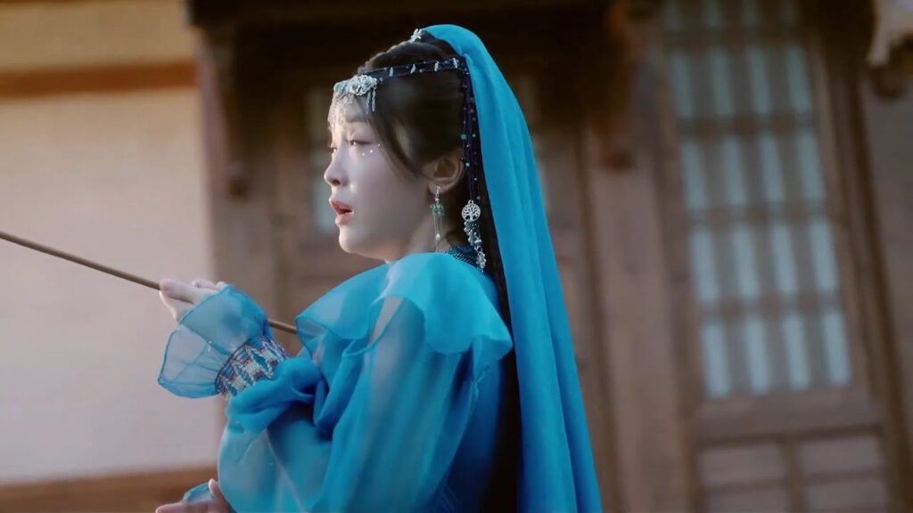 يجعلها تقف في المنتصف و يرمي عليها السهام لاختبار مهاراته   ( مذاكرت جاو جاو )