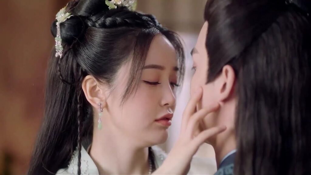 تثمل و تلمس شفتيـه و تجدها ناعمـة فتسرق منه قبلـة ( مذكرات جاو جاو )