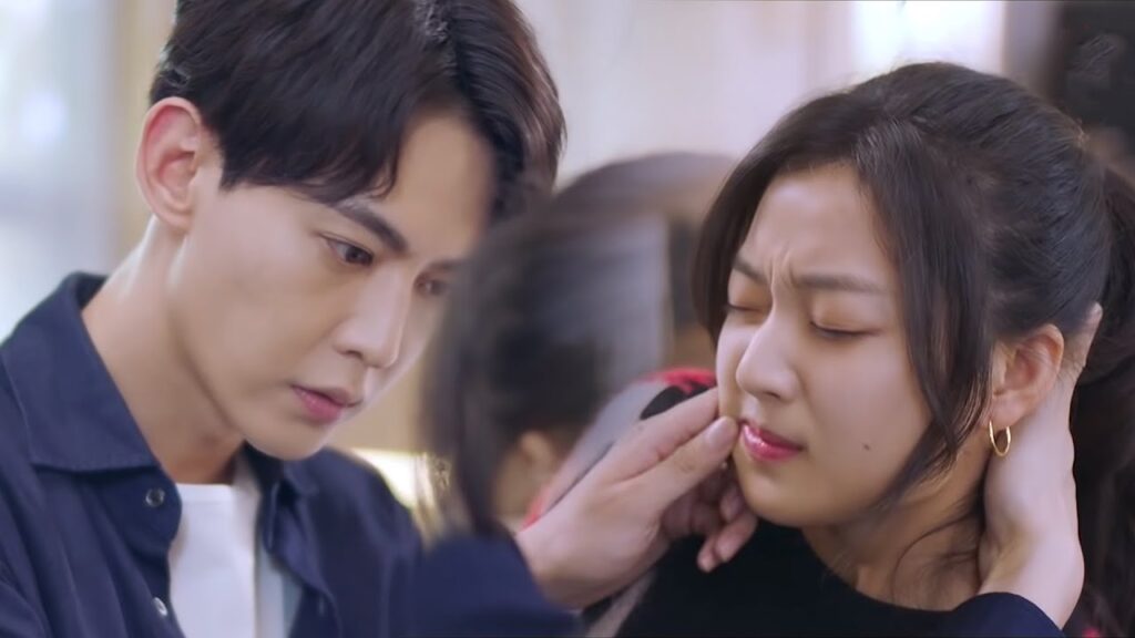 تطارد بطلتنا الرئيس المستبد إلا أنه ينكر مشاعره تجاهها😅مشهد لطيف من "عدنا للحب"