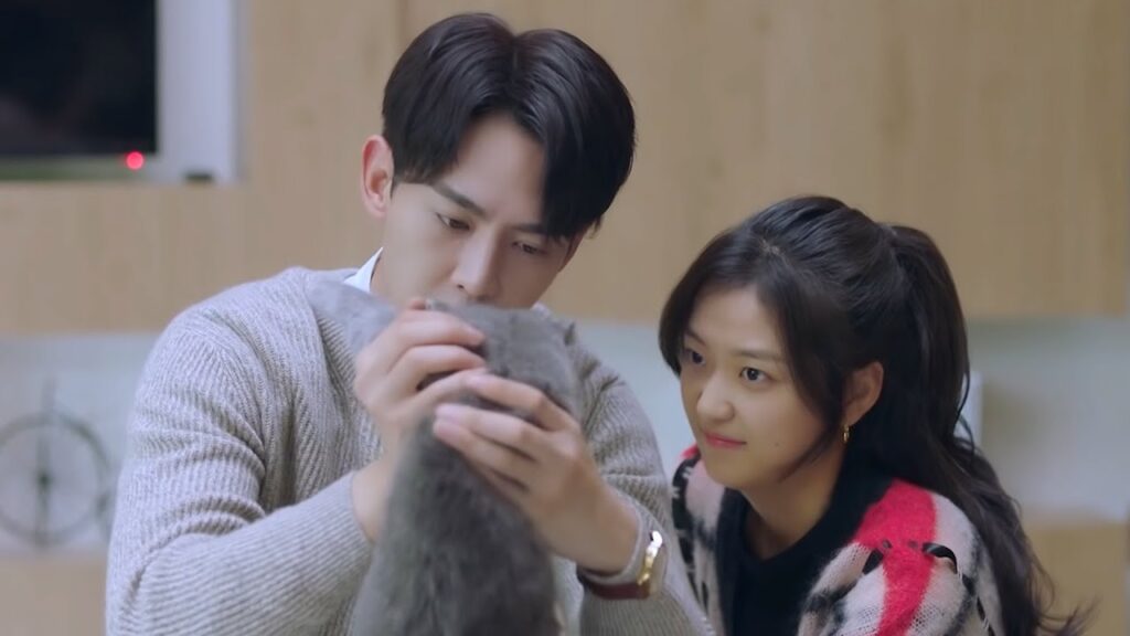 أخيرا تمكنت بطلتنا من الوصول لهدفها والتقرب من رئيسها ولكنها ترفضه في النهاية😅مشهد لطيف من عدنا للحب