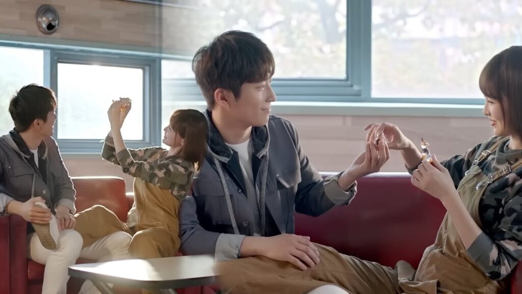 يركض عليها مسرعًا أمام منافسه عندما يراها تتأذى فيحملها بين ذراعيه معلنًا سيادته❤️مشهد من أراك ثانية