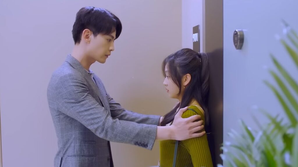 "أنا أحبك، أتريد أن تكون حبيببي؟" يتظاهر بالبرودة ويرفضها ولكن الحقيقة كانت مختلفة😅مشهد من عدنا للحب