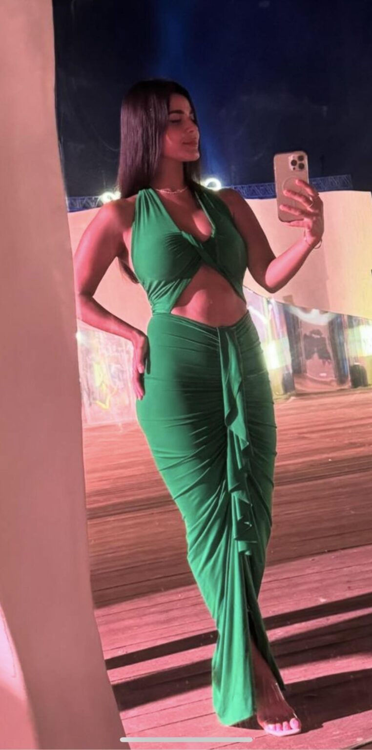 Raina is very sexy🔥🔥🍑🍑