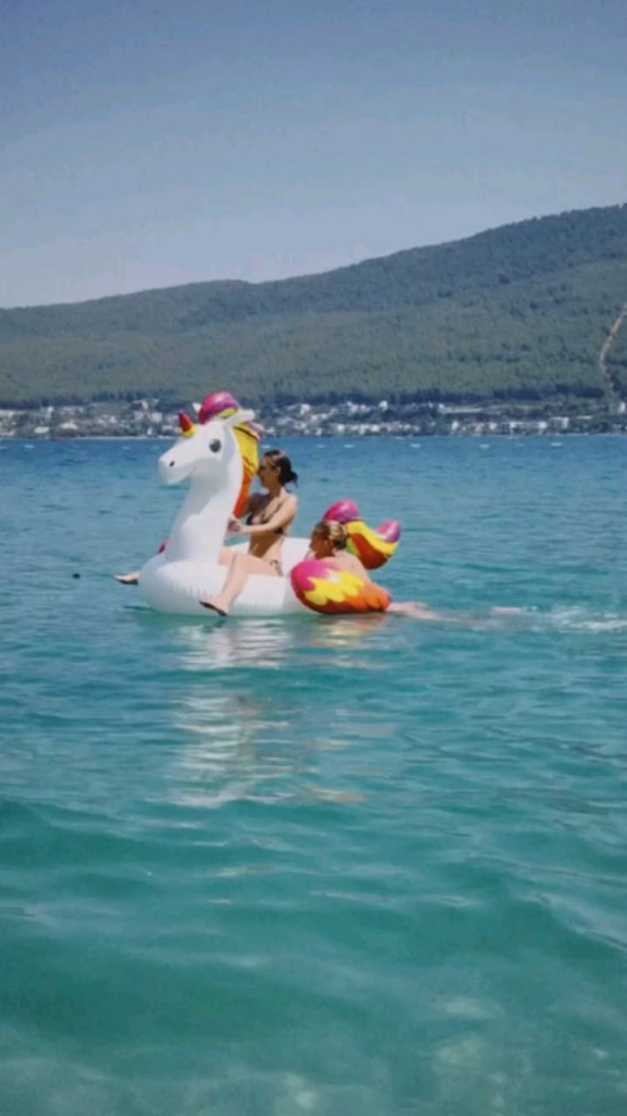 Melisa Döngel ve Kardeşi Elif