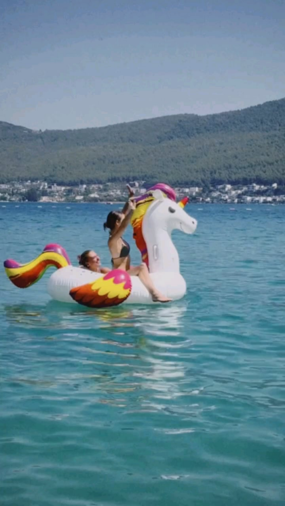 Melisa Döngel ve kardeşi dimdik oldu