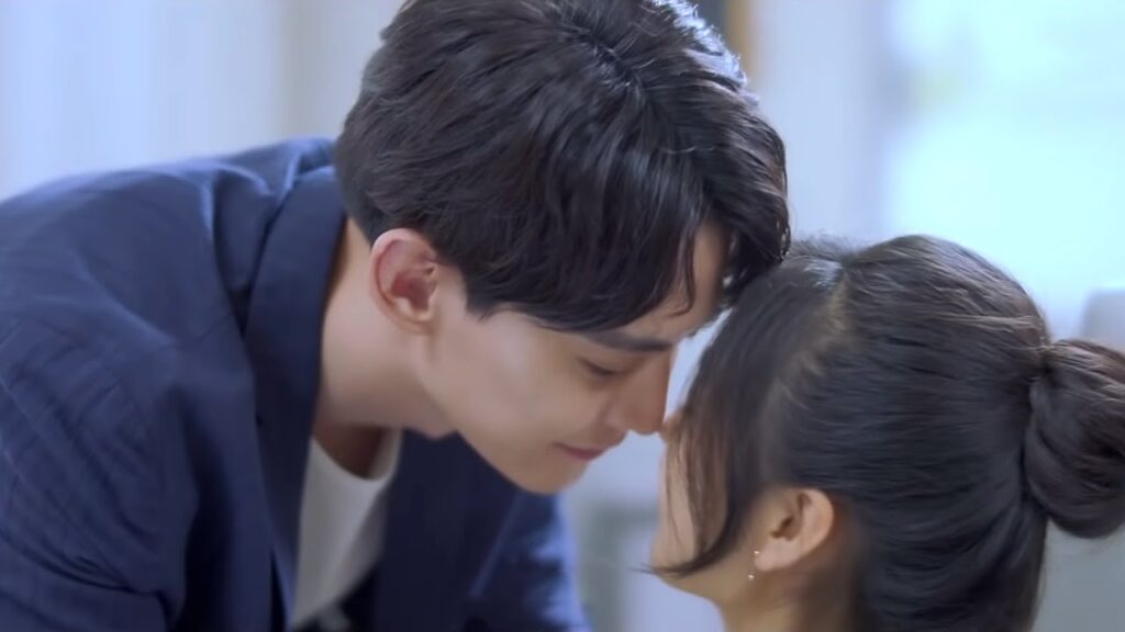 كادت علاقتهما السرية أن تكشف عندما كان يحاول الرئيس تقبيل حبيبته في مكتبه❤️مشهد رومانسي من عدنا للحب