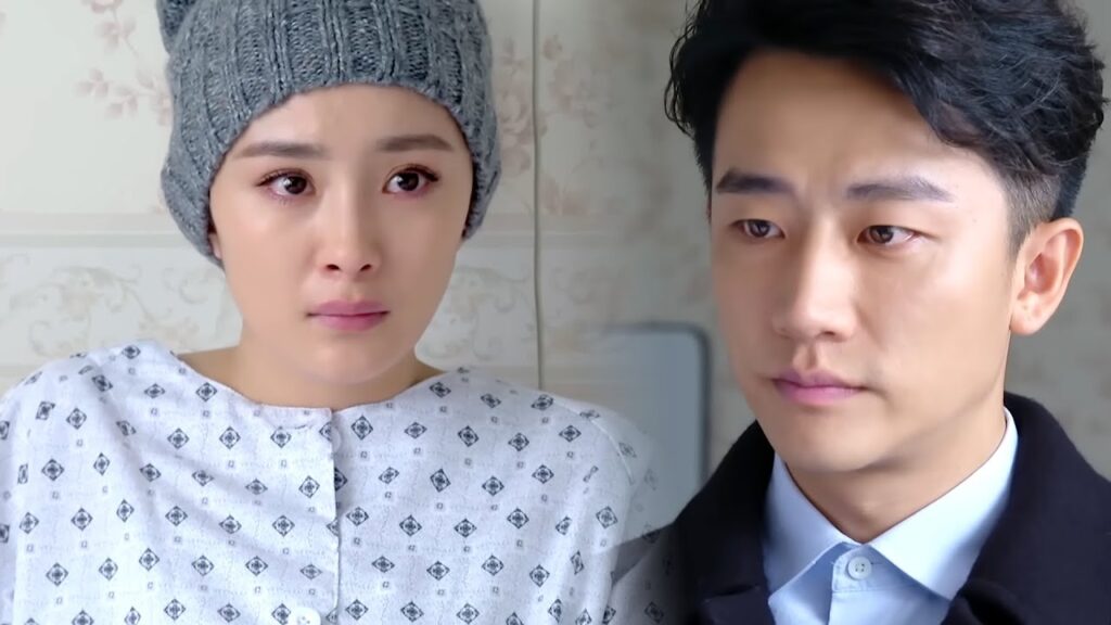 يكتشف أن حبيبته كانت مريضة فيتخلى عن كل شيء ويهرع ليكون بجانبها😇مشهد من دراما "عزيزي المترجم"