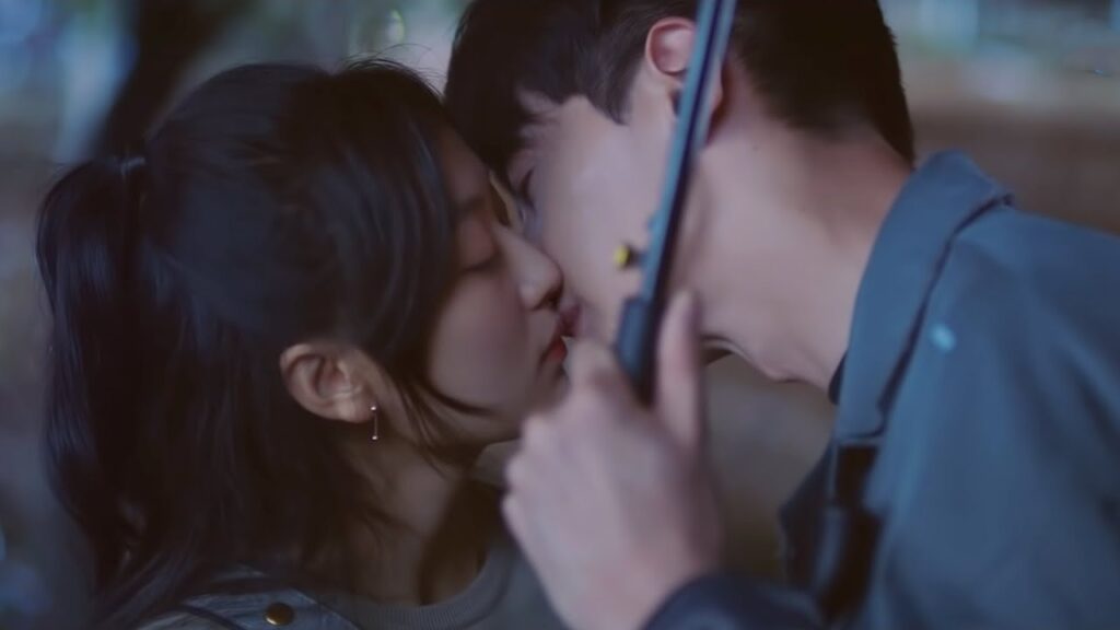 تشعر فتاته بالغيرة وتسأله عن قصة حبه الأول فتصدم مما تسمعه منه😅مشهد لطيف من "عدنا للحب"