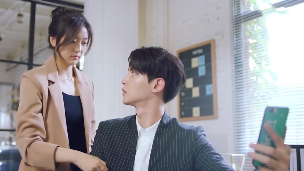 تظن أن رئيسها المستبد سيعقابها ولكن في المقابل يأخذ موبيلها معلنًا سيادته عليها❤️مشهد من "عدنا للحب"