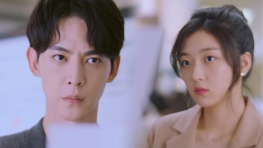 مثلث حب! يستخدم منافسه صورته مع حبيبته فيغضب الرئيس طالبًا منه تكرار عمله😯مشهد لطيف من "عدنا للحب"