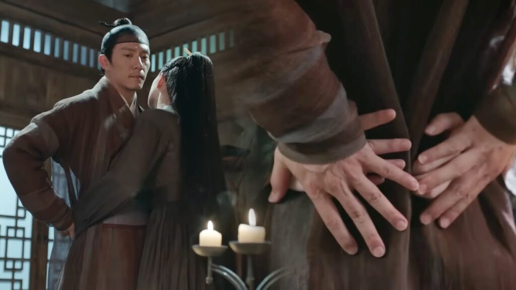 يتشبث بفتاته ويجعلها تأخذ قياساته ليتقرب منها ويعانقها فيخلق جوًا غامضًا في الغرفة🤗مشهد من "حب وقدر"