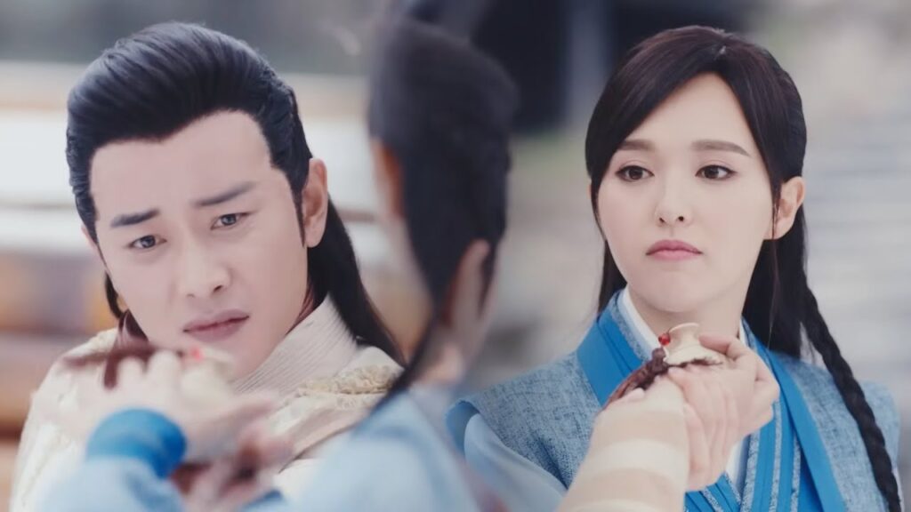 يتظاهر بأنه مجروح ويطالبها بفرك الدواء له فتقسو عليه وتتركه وترحل❤️مشهد من "الأميرة واي يونغ"