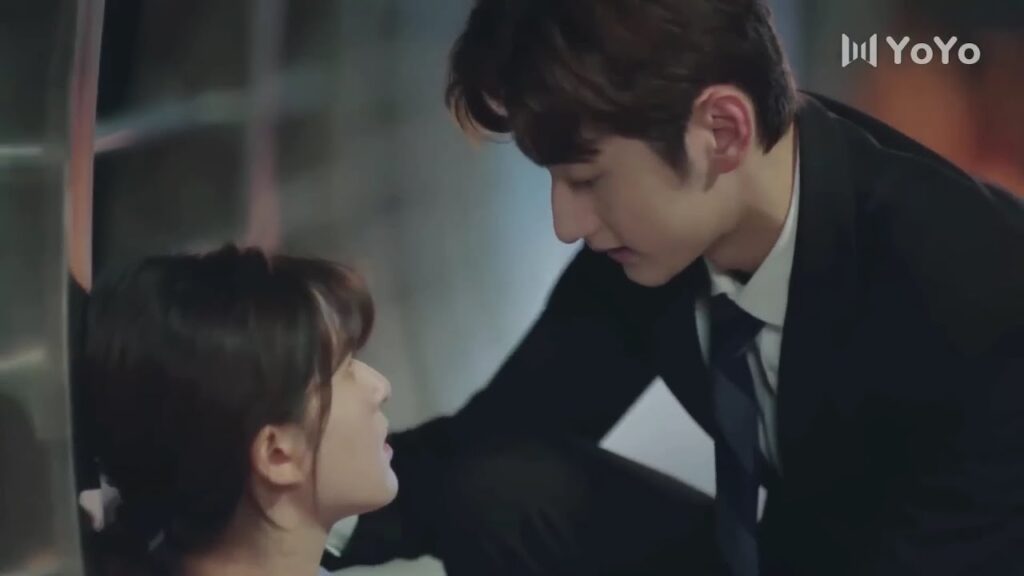 تتعرض لهجوم من قبل رجل مريض نفسـي لكنـه ينقذها في الوقت المناسب  ( ارجوك اطمئن يا سيد لينغ )