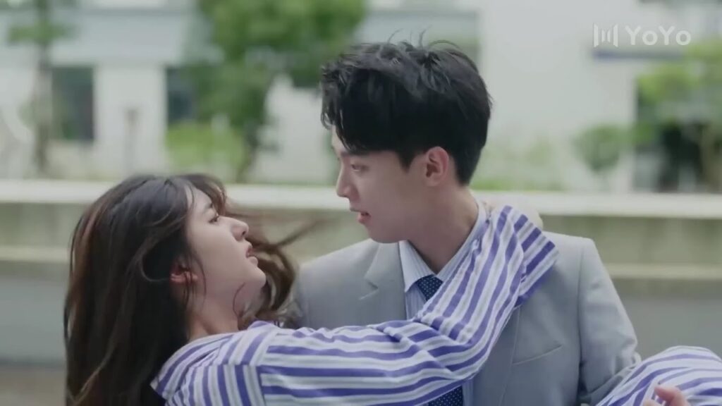 تهرب من اعلى نافذة المشفى لكنـه يمسك بـها  ( ارجوك اطمئن يا سيد لينغ )