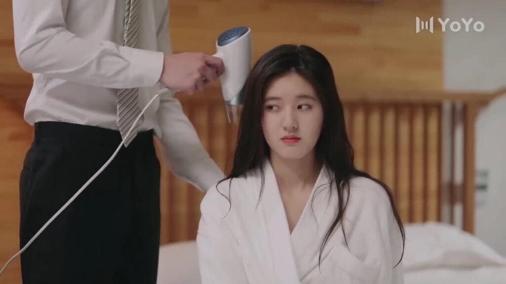 يسرح شعرها و يراضيها لكي لا تنام وهي غاضبة منـه ( ارجوك اطمئن يا سيد لينغ ) يسرح شعرها و يراضيها لكي لا تنام وهي غاضبة منـه ( ارجوك اطمئن يا سيد لينغ )