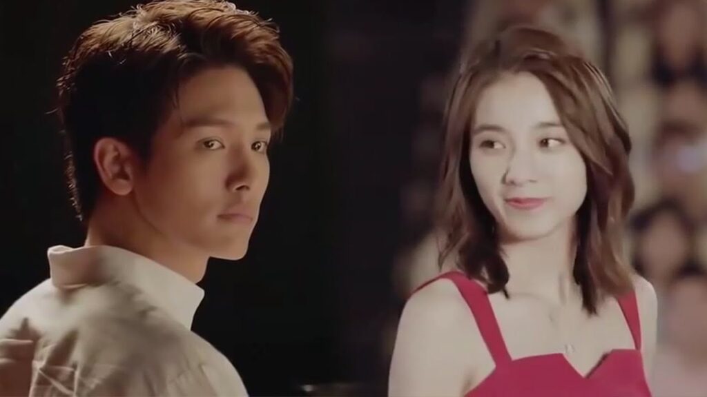 هو يعزف البيانو وهي تجذب الانظار بفستانها الأحمـر  ( رومانسيتي الاولى )