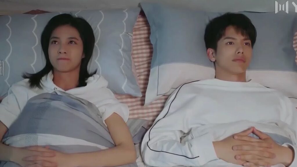 نائمة الى جانب صديقها و ناهيك بأنه فارس احلامـها ( رومانسيتي الاولى) نائمة الى جانب صديقها و ناهيك بأنه فارس احلامـها ( رومانسيتي الاولى)