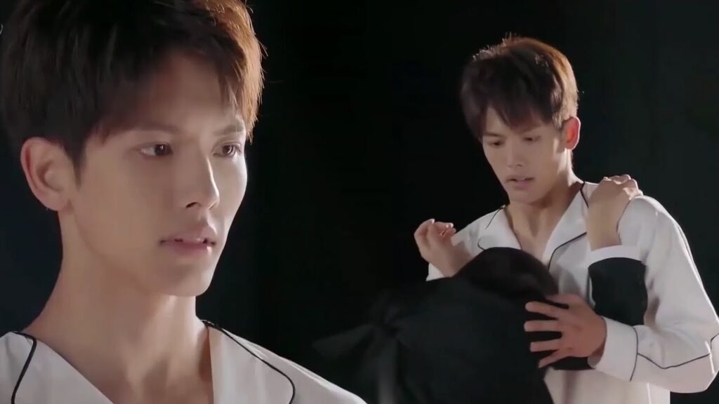 تتعثـر بحذائها و تقع عليـه لكنه يعاملها ببرود ( رومانسيتي الاولى )