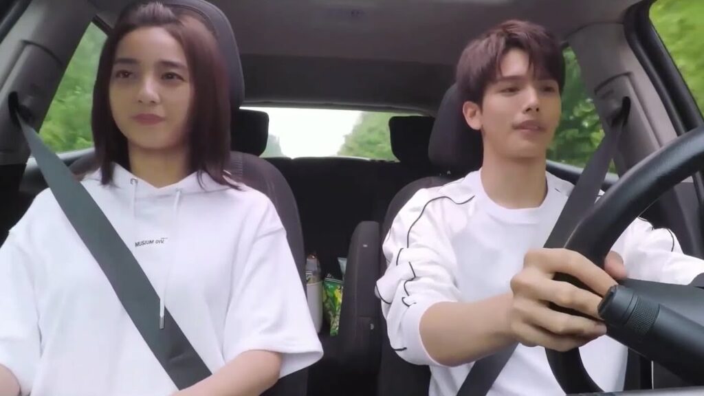 يده مشغولة بالقيادة فتقوم بإطعامـه بنفسها ( رومانسيتي الاولى )