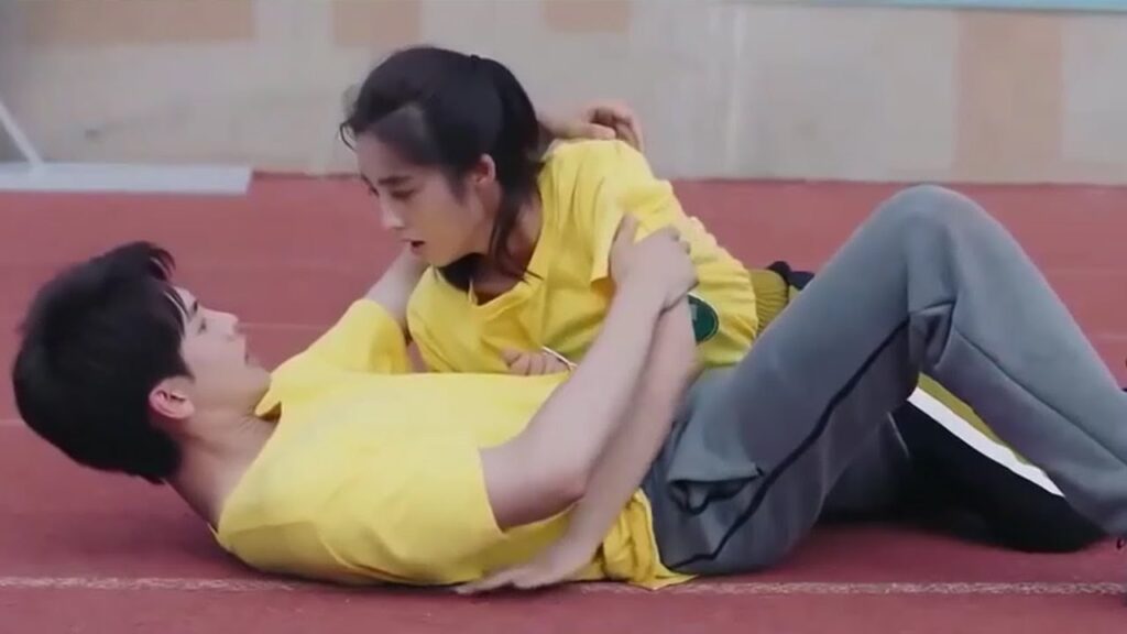 يتسابق معها لكنها تقع عليـه ويخسران في اللعبة ( رومانسيتي الاولى )