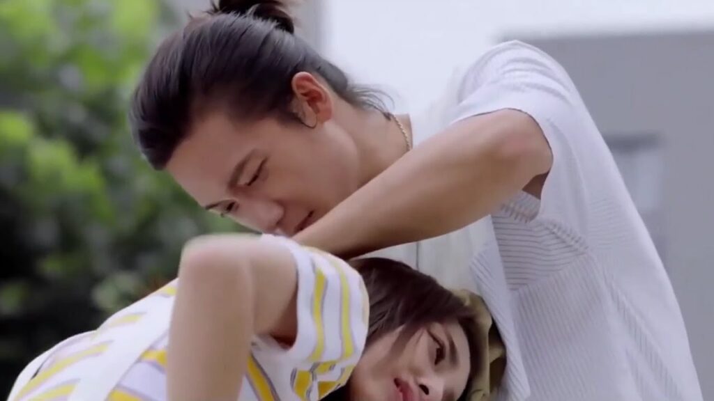 يعلق شعرها بحقيبة زميلها المعروف بأنه شاب لعوب ( رومانسيتي الاولى )