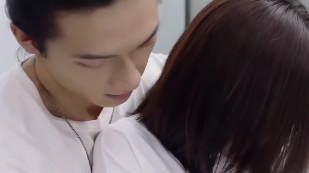 تتمزق تنورتها فيعطيها سترتـه لتغطي نفسها ( رومانسيتي الاولى )