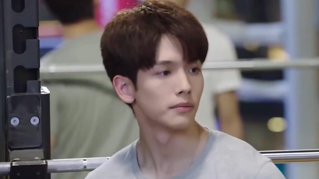 يشغل نفسه بالرياضة لكي لا يفكر بها  ( رومانسيتي الاولى )