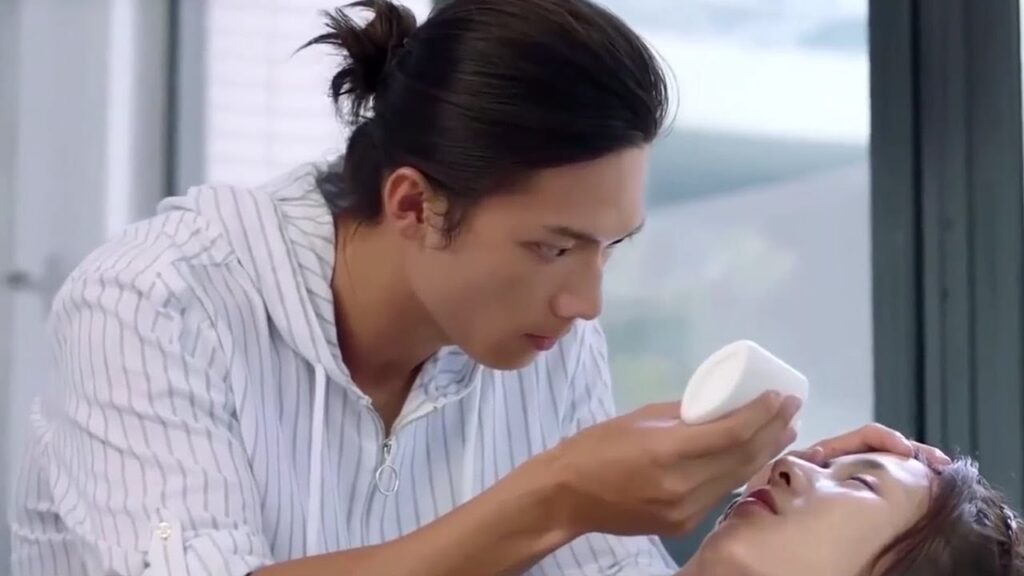 تؤذي أعيونها فيساعدها بدون ان تعرف وجهه ( رومانسيتي الاولى )