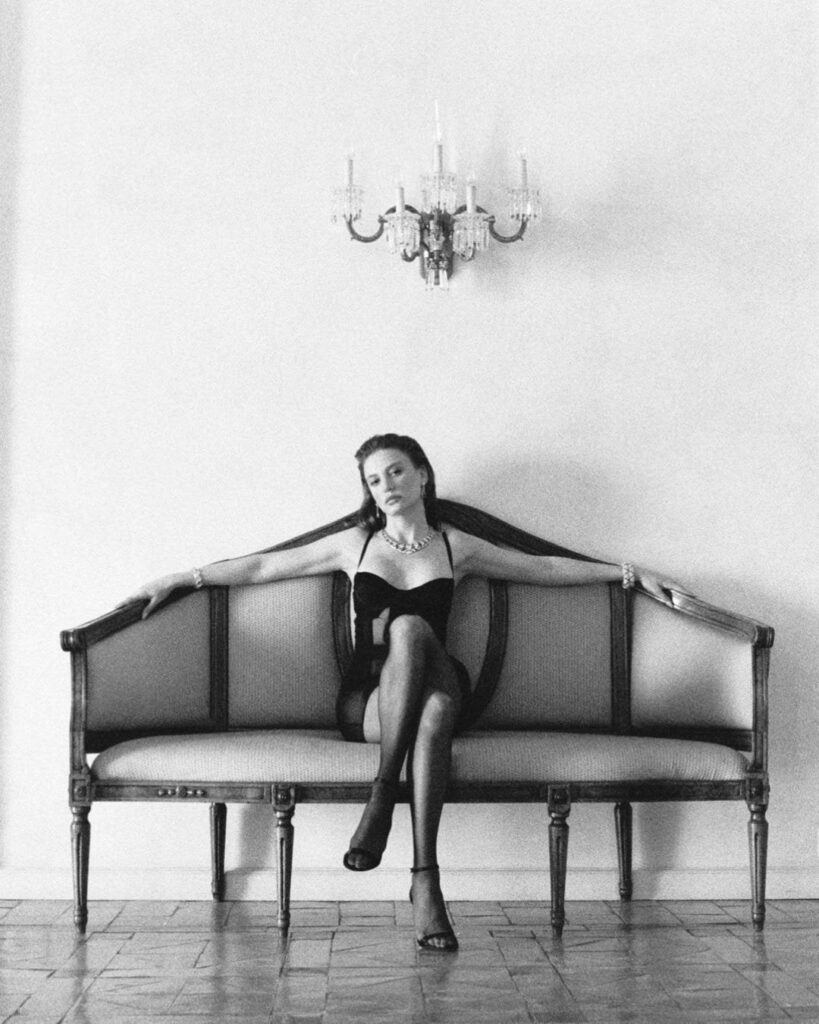 Serenay Sarıkaya: Cesur bir oyuncu olduğumu düşünüyorum. Bir yönetmenin, bir senaristin veya bir yapımcının beni ilk akla gelenden farklı şekillerde hayal etmesini, benimle ilgili başka hayaller kurmasını ve o hayal dünyasına beni de çekmesini çok isterim.