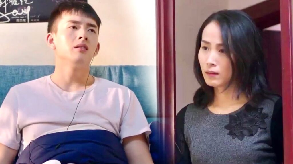 يتجادل مع والدتـه لانها لا تطرق الباب عندما تدخل غرفتـه ( عندما تغيبت عن المدرسة للقائك) يتجادل مع والدتـه لانها لا تطرق الباب عندما تدخل غرفتـه ( عندما تغيبت عن المدرسة للقائك)