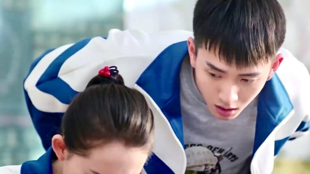 يختلس النظر على روايتها الرومانسية التي تكتبها و يسخر منها ( عندما تغيبت عن المدرسة للقائك)