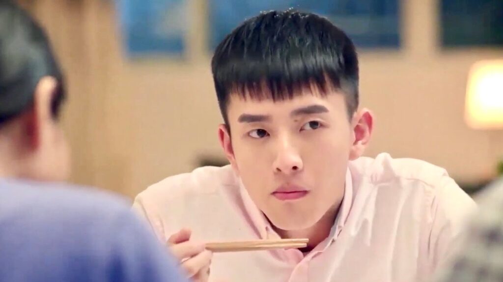 تفكيره مشغول لانـه سوف يجلس الى جانب فتاة في الصف ( عندما تغيبت عن المدرسة للقائك)