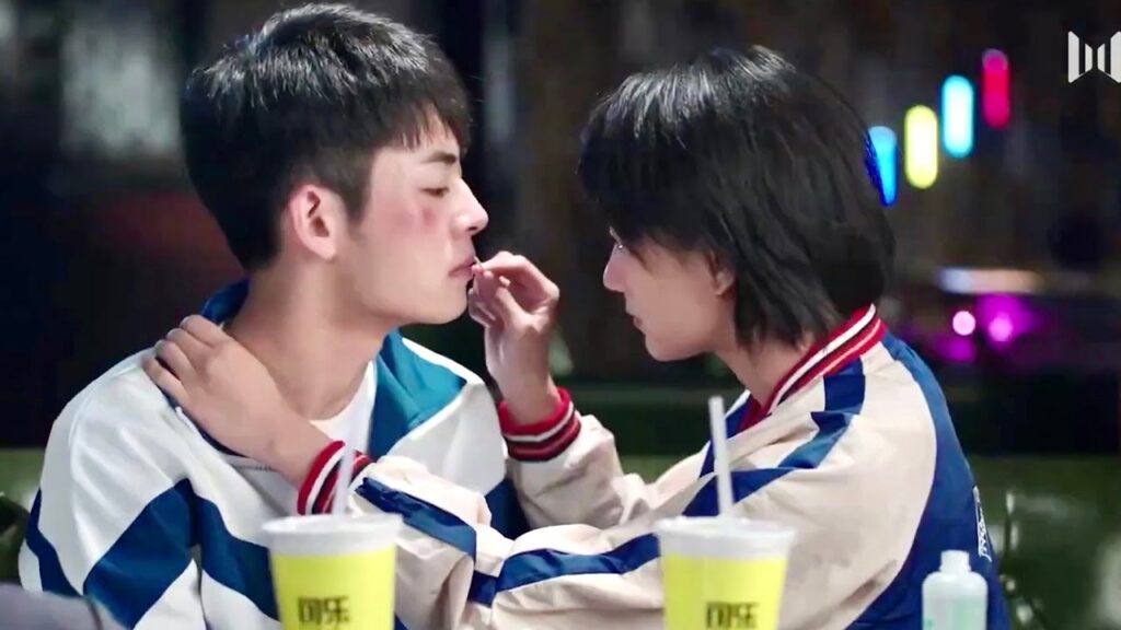 تقرر ان تسير معه في طريقة العودة للمنزل لانها بارعة في فنون القتال (عندما تغيبت عن المدرسة للقائك)