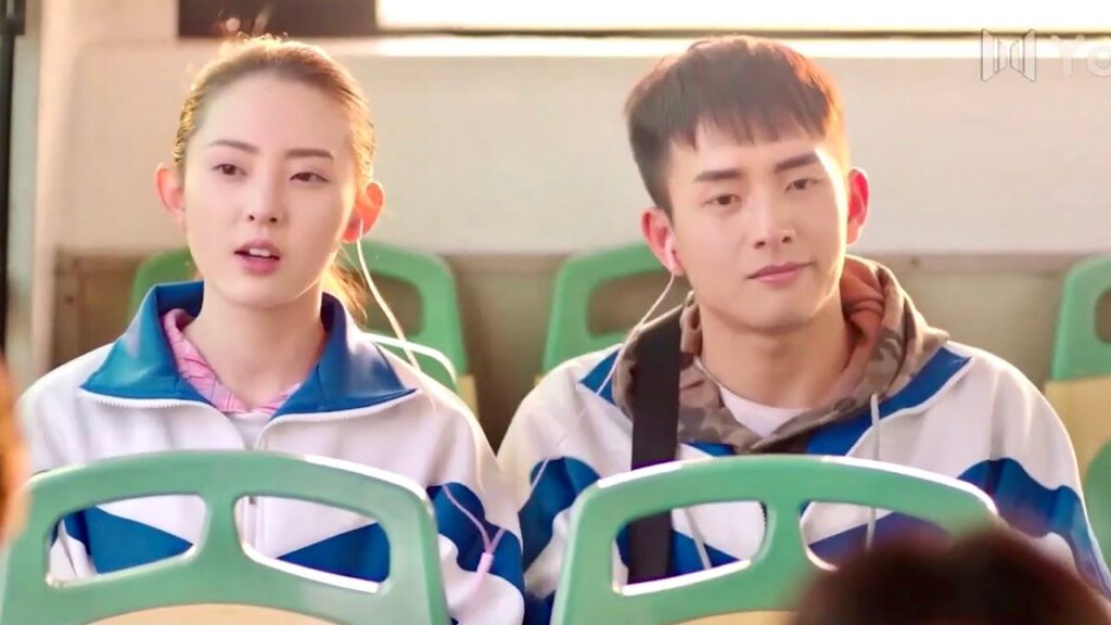 يترك دراجتـه لكي يركب معها في الحافلة (عندما تغيبت عن المدرسة للقائك)