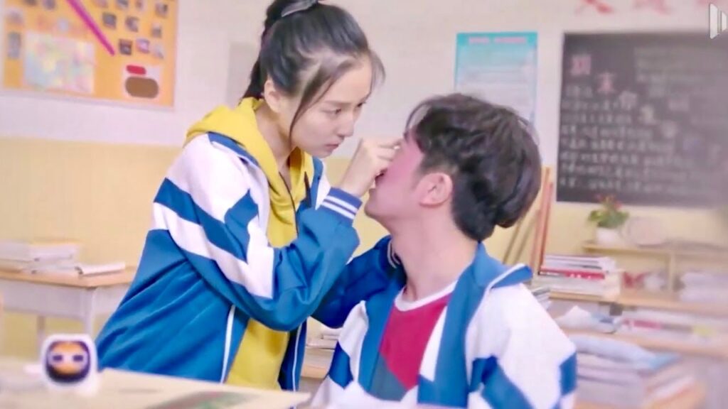 تساعده بوضع العدسات لكن قلبـه ينبض بجنون لابد انـه الـحب (عندما تغيبت عن المدرسة للقائك)